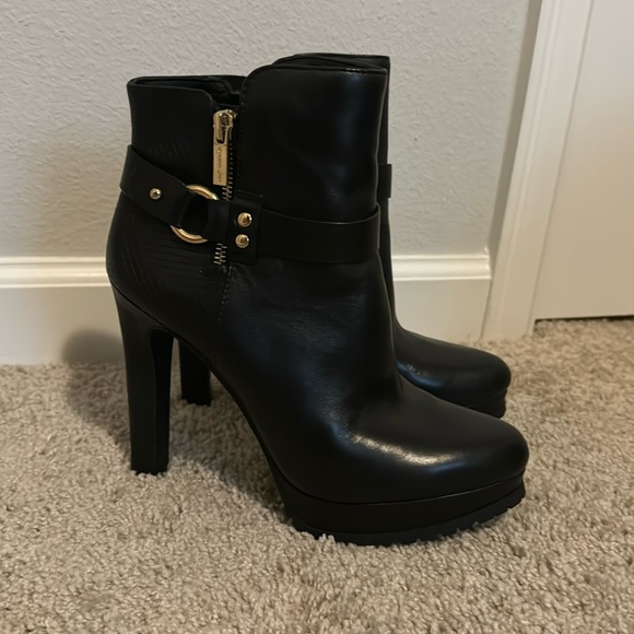 Gianni Bini Black Booties - Picture 1 of 6